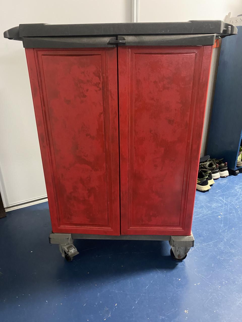 Materiaal kast op wielen