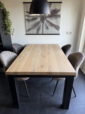 Massief eikenhouten eettafel inclusief stoelen