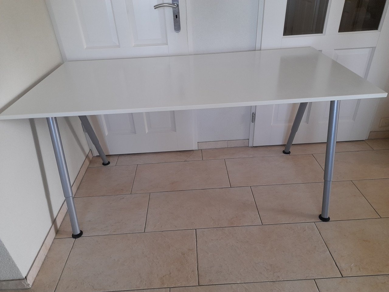 Wit bureau 80 x 160 (in goede staat ) in hoogte verstelbaar tot 1meter hoog