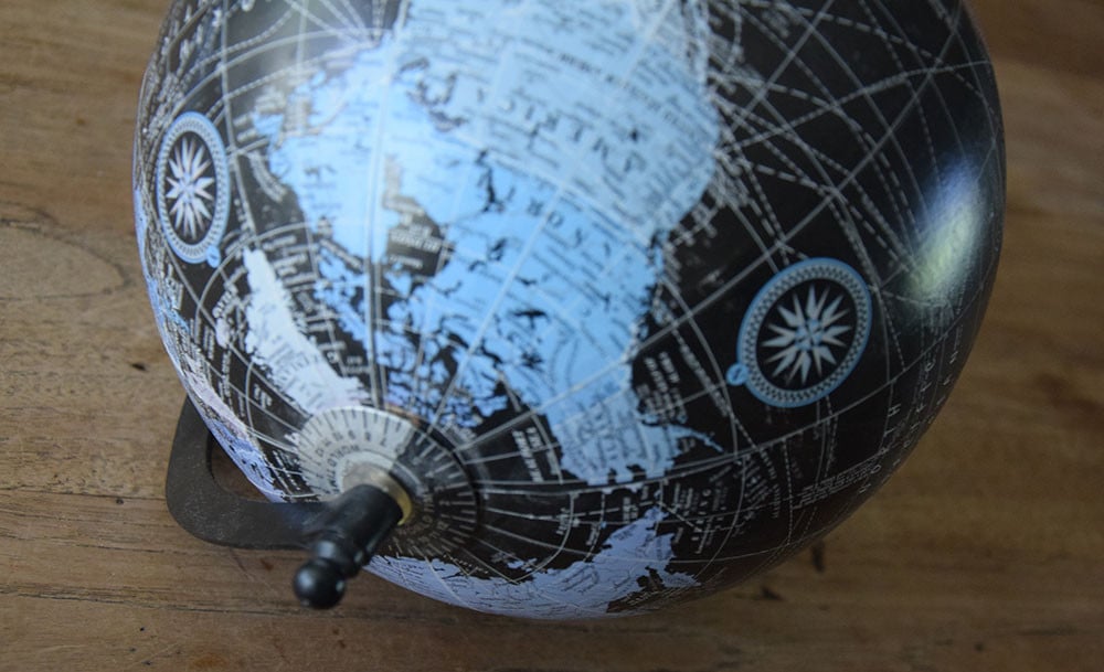 Wereldbol / Globe zwart met houten voet