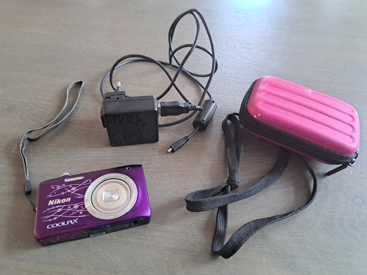 Nikon coolpix s2800 camera