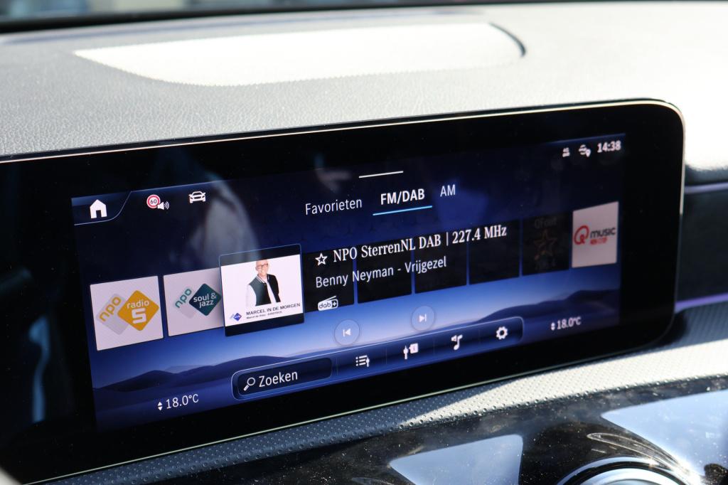 Mercedes-Benz A-Klasse 180 business solution amg i 2025 i panorama dak i mu