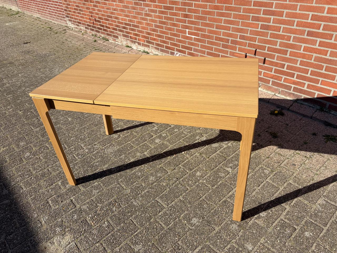 Ikea uitschuifbare eettafel van serie Tonstad.