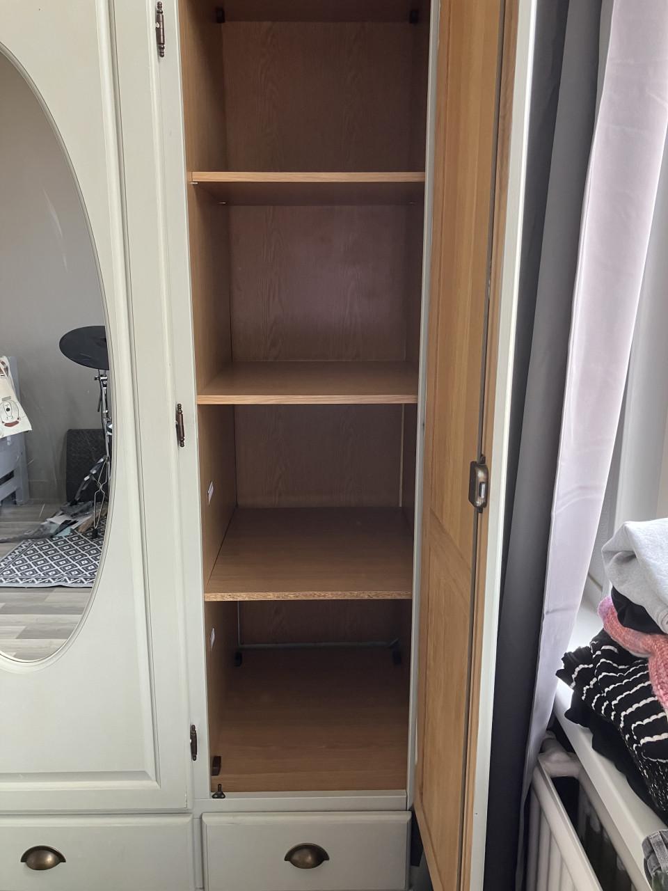 Gratis( vanaf 14 september) Brocante kledingkast