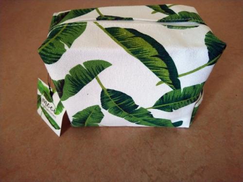 Toilettas / make-up tas wit/groen botanische print - NIEUW