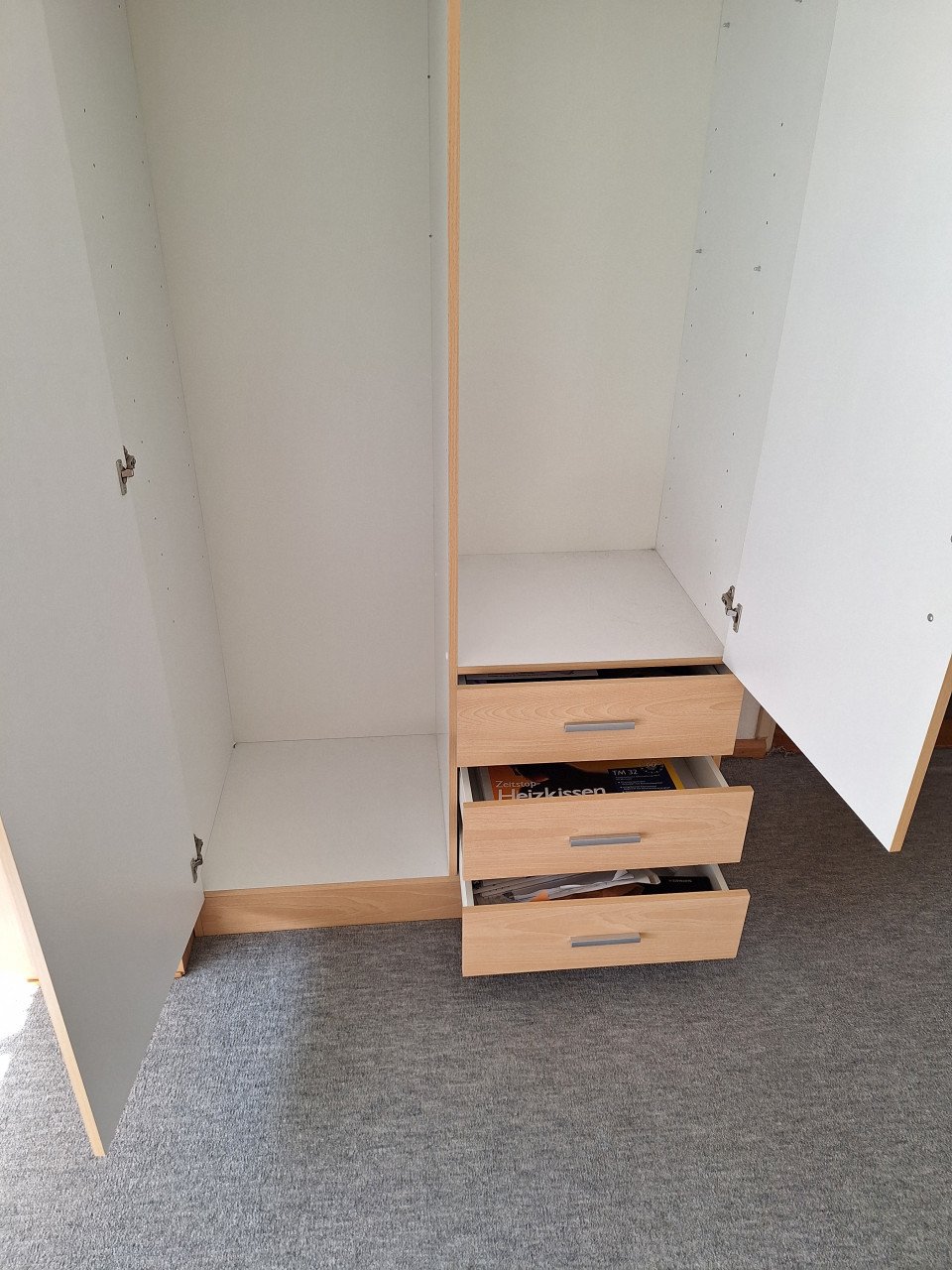 Kledingkast hang.