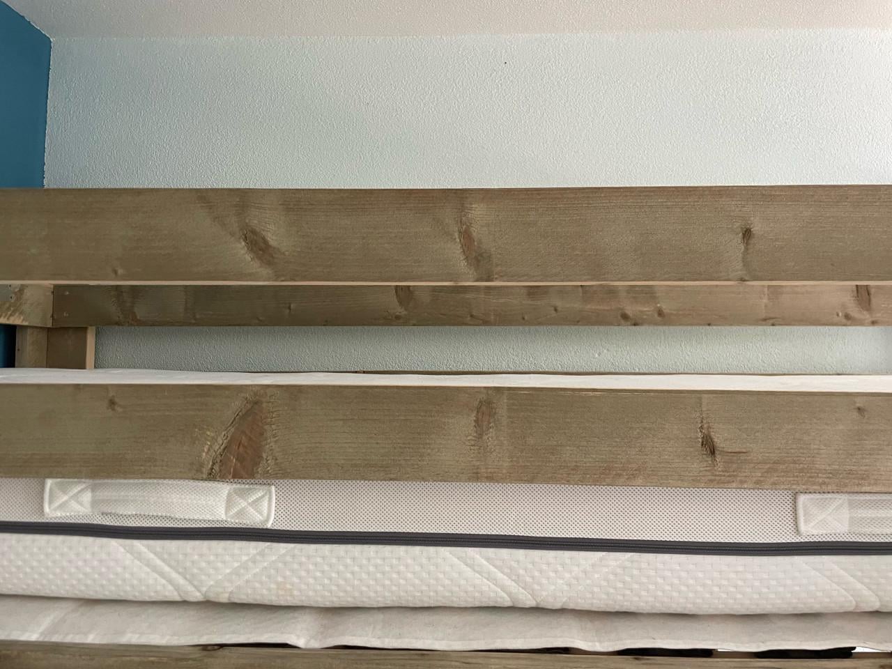 Bed hoogslaper (incl. verstelbare lattenbodem)