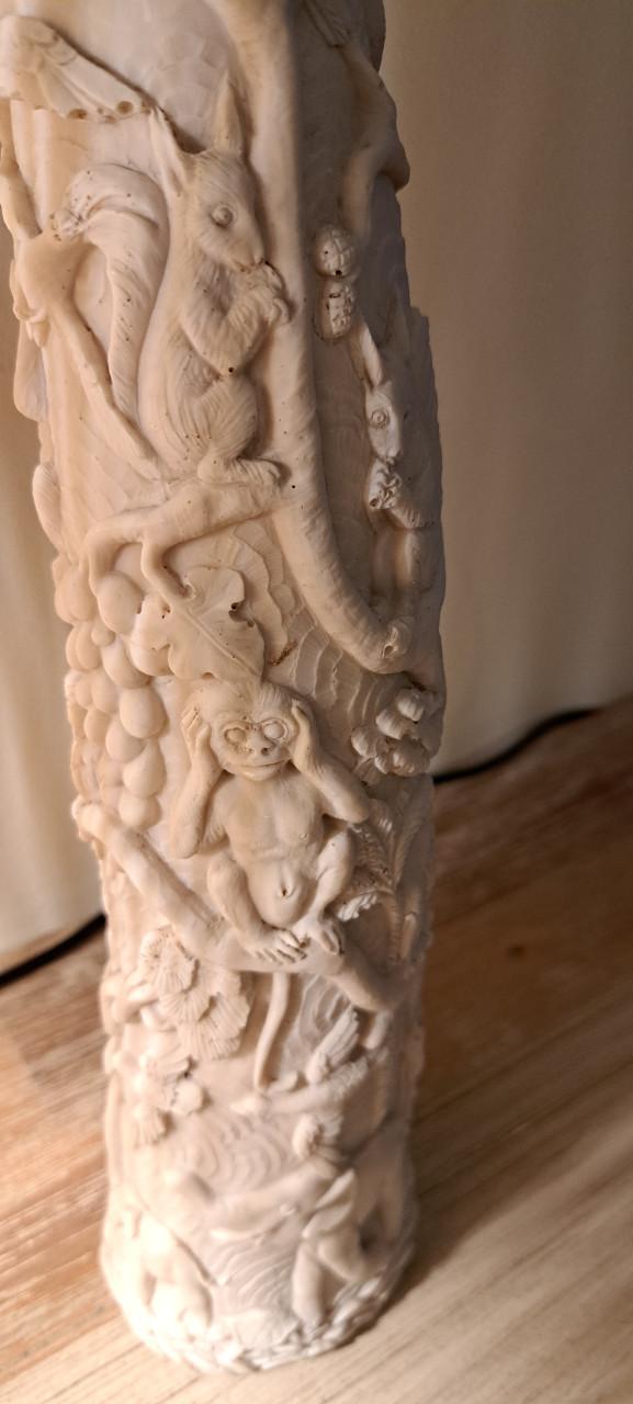 Speksteen slachtand. Horen zien en zwijgen.