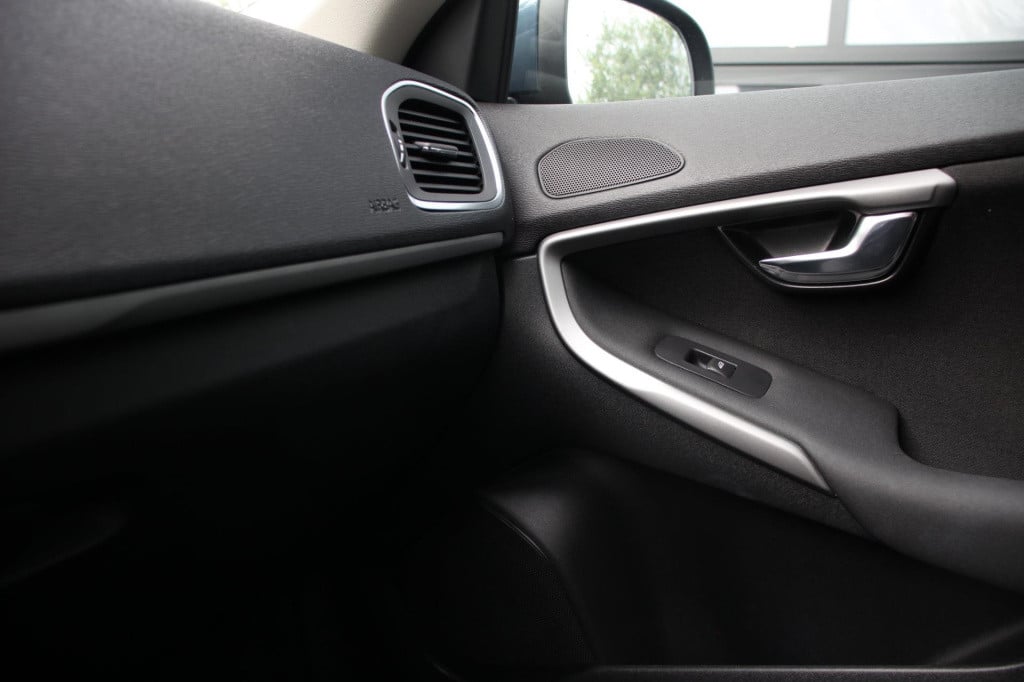 Volvo V40 2.0 t2 momentum - navi - cruise - grootlicht ass - led - pdc - st