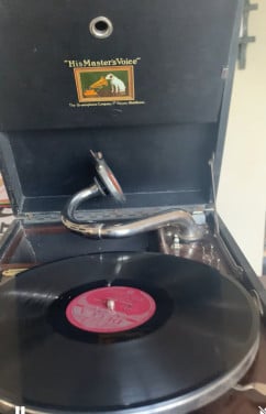Antiek portable gramafoon speler.