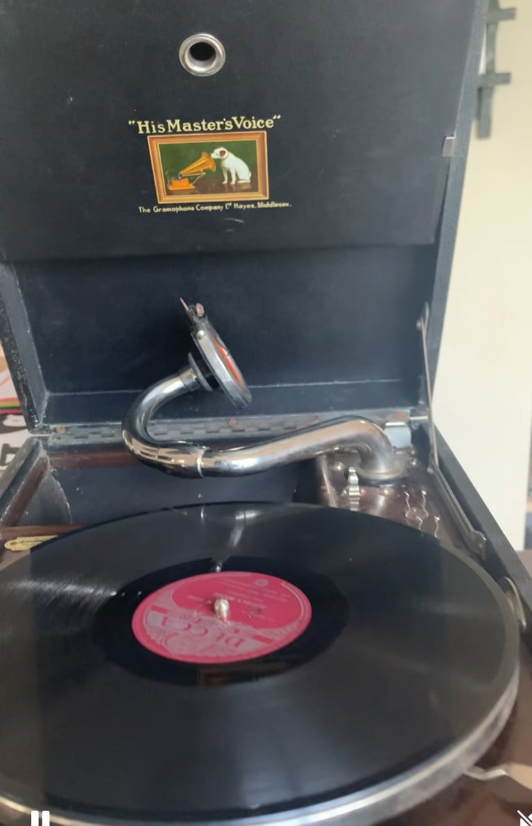 Antiek portable gramafoon speler.