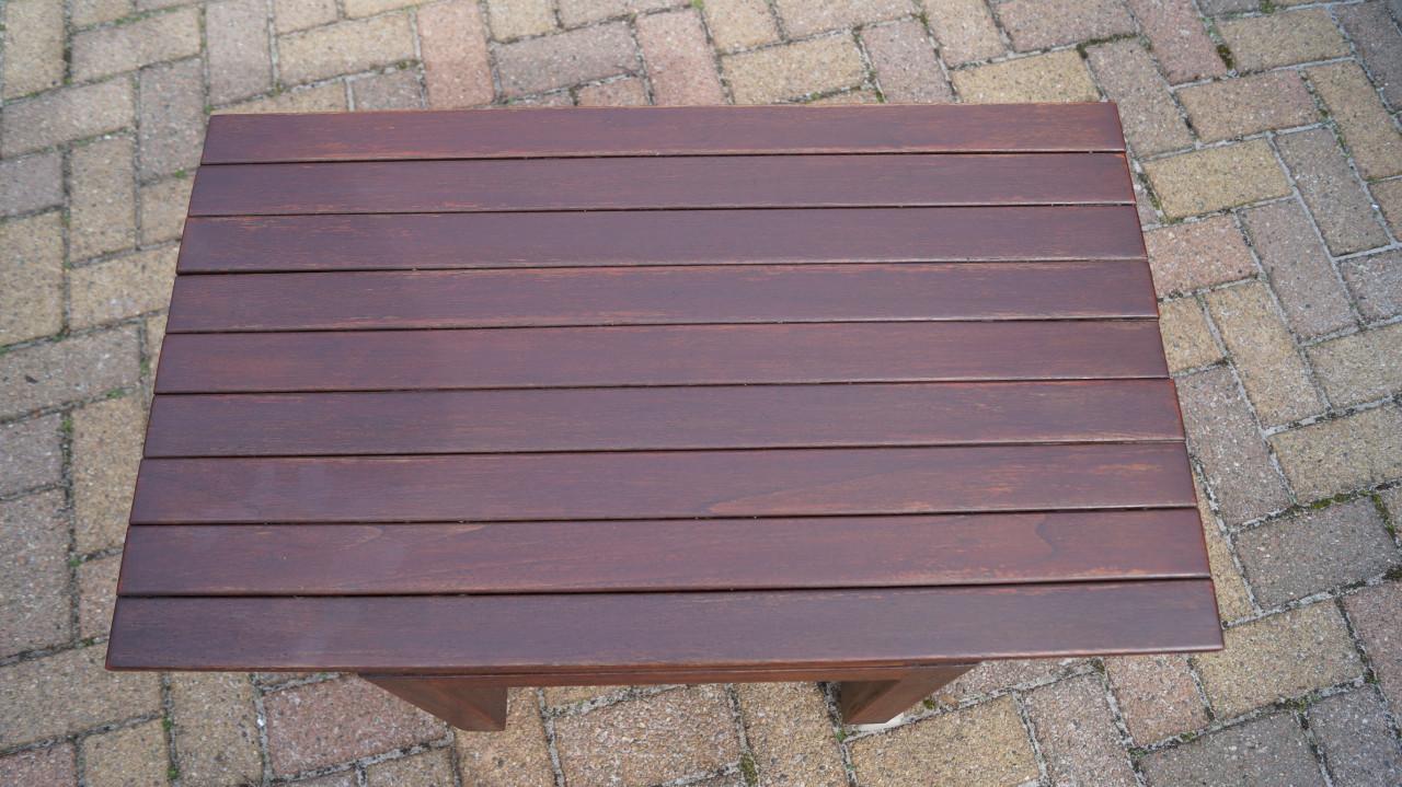 Teakhouten buiten tafeltje, gratis af te halen.