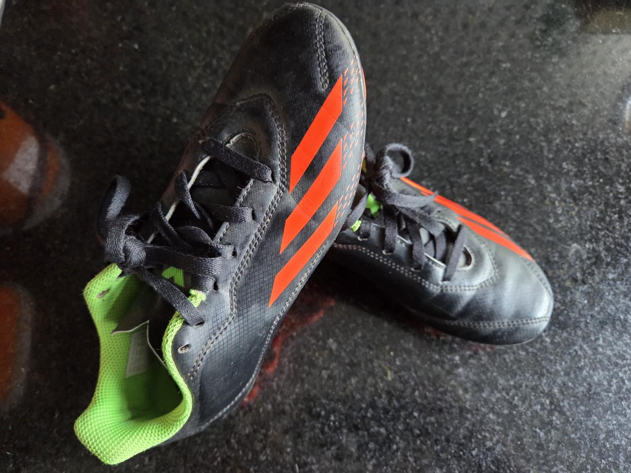 Adidas voetbalschoenen maat 34.  (2)paar