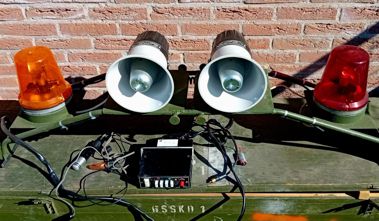 Lichtbalk met sirenes , zwaailampen en geluid.