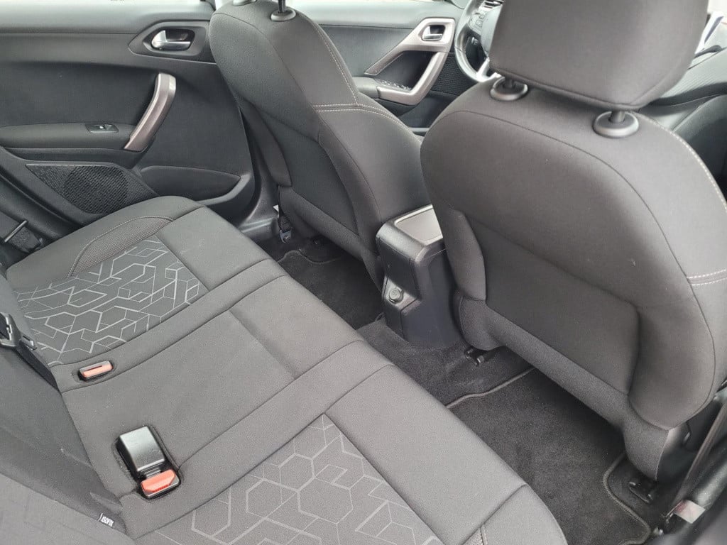 Peugeot 2008 1.2 puretech urban cross