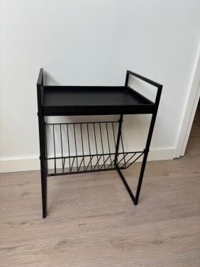 Zwarte bijzet tafel met magazine/krantenbak