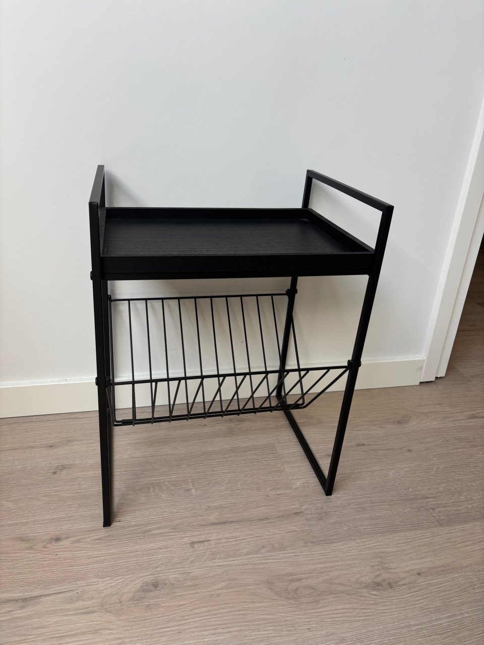 Zwarte bijzet tafel met magazine/krantenbak