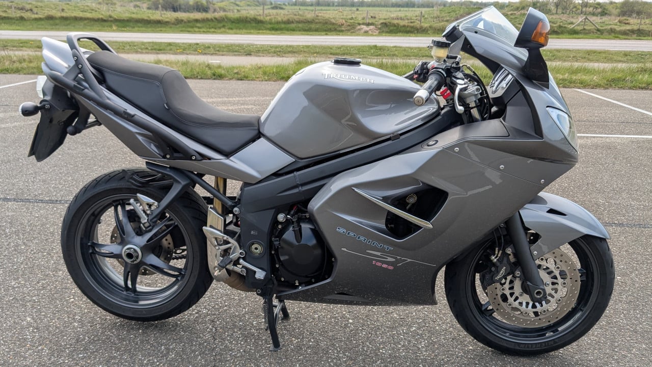 Triumph Sprint ST 1050 - Grijs - Met koffers