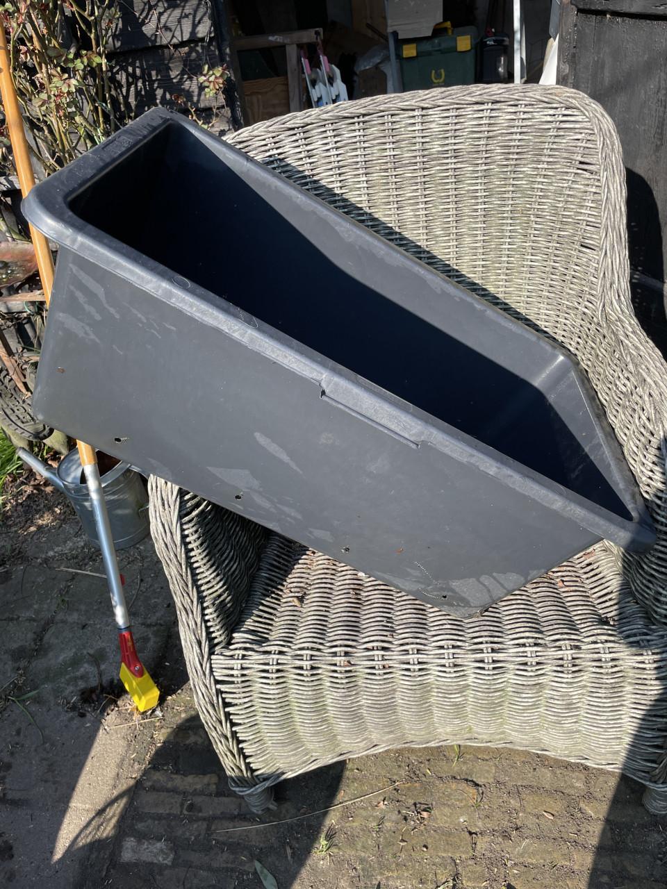 Zwarte kunststof kweek/houtbak etc.