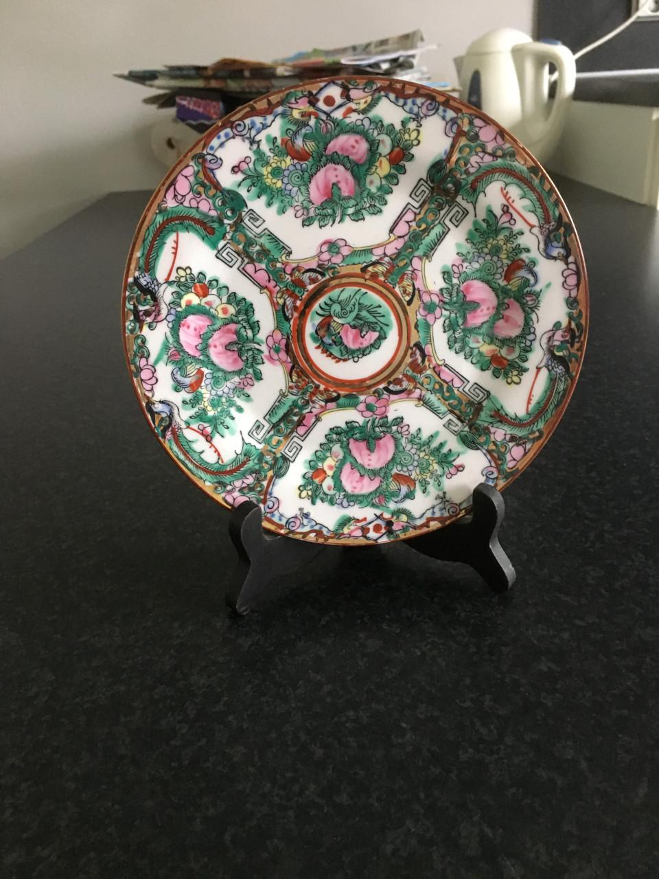 Mooi Chinees bordje in houder Diameter bordje: 17,5 cm.