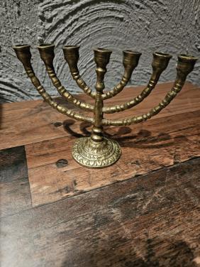 Bronzen kleine massieve joodse kandelaar, menorah 7 kaarsen