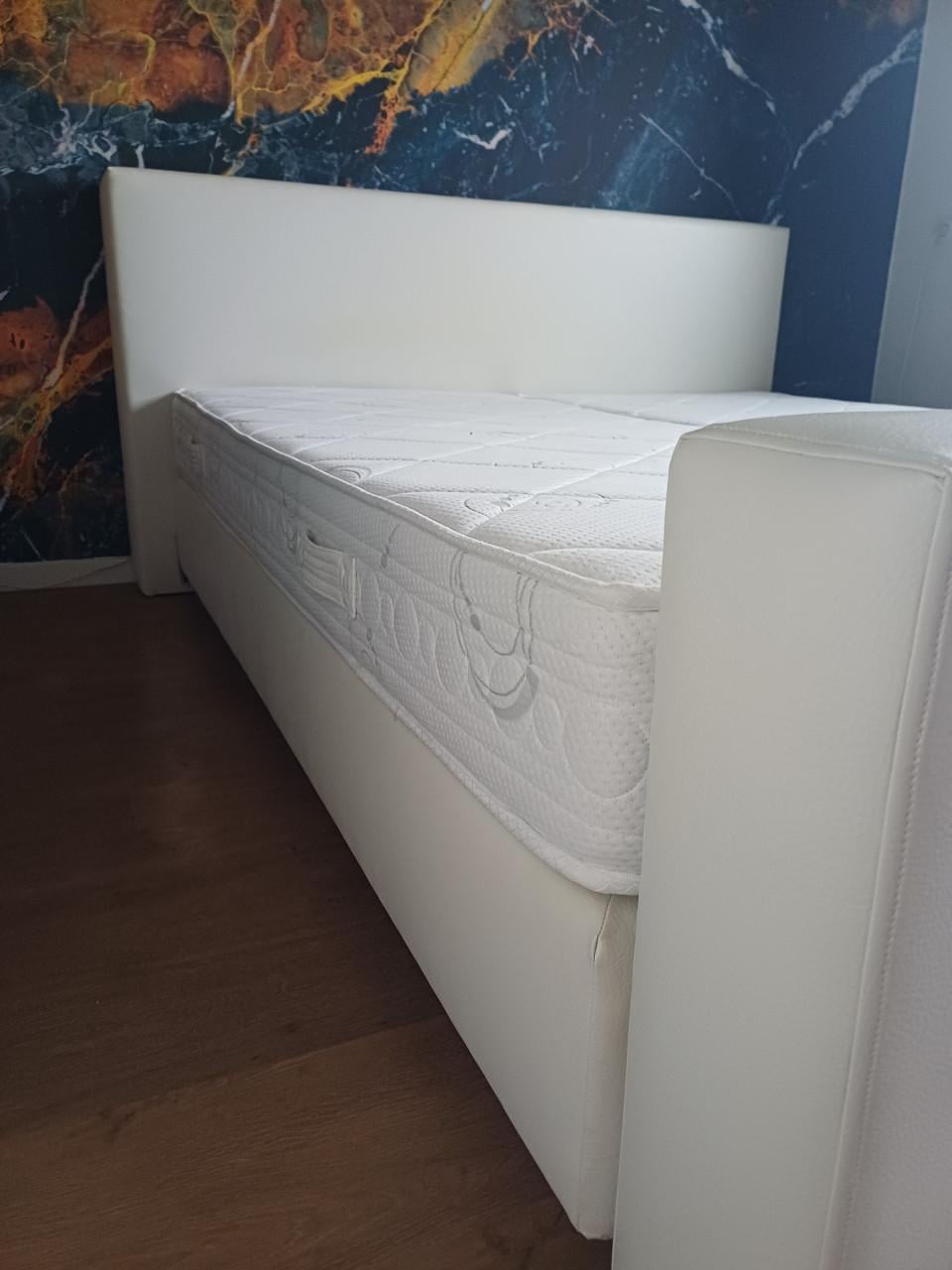 Wit leren boxspring 2- personen