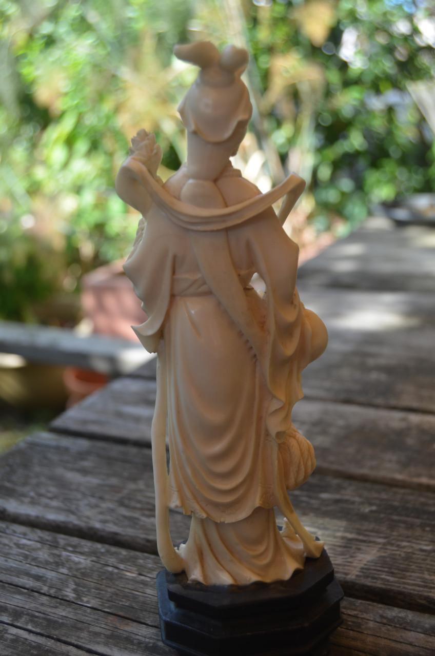 Ivorine figuur van een Chinese / Japanse dame. Met reiger.