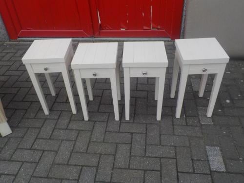 Mooie kwaliteit nachttafeltje  zeer goede staat per stuk 30 euro 2 voor 50