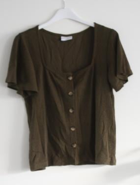 Groen tshirt met knopen maat s