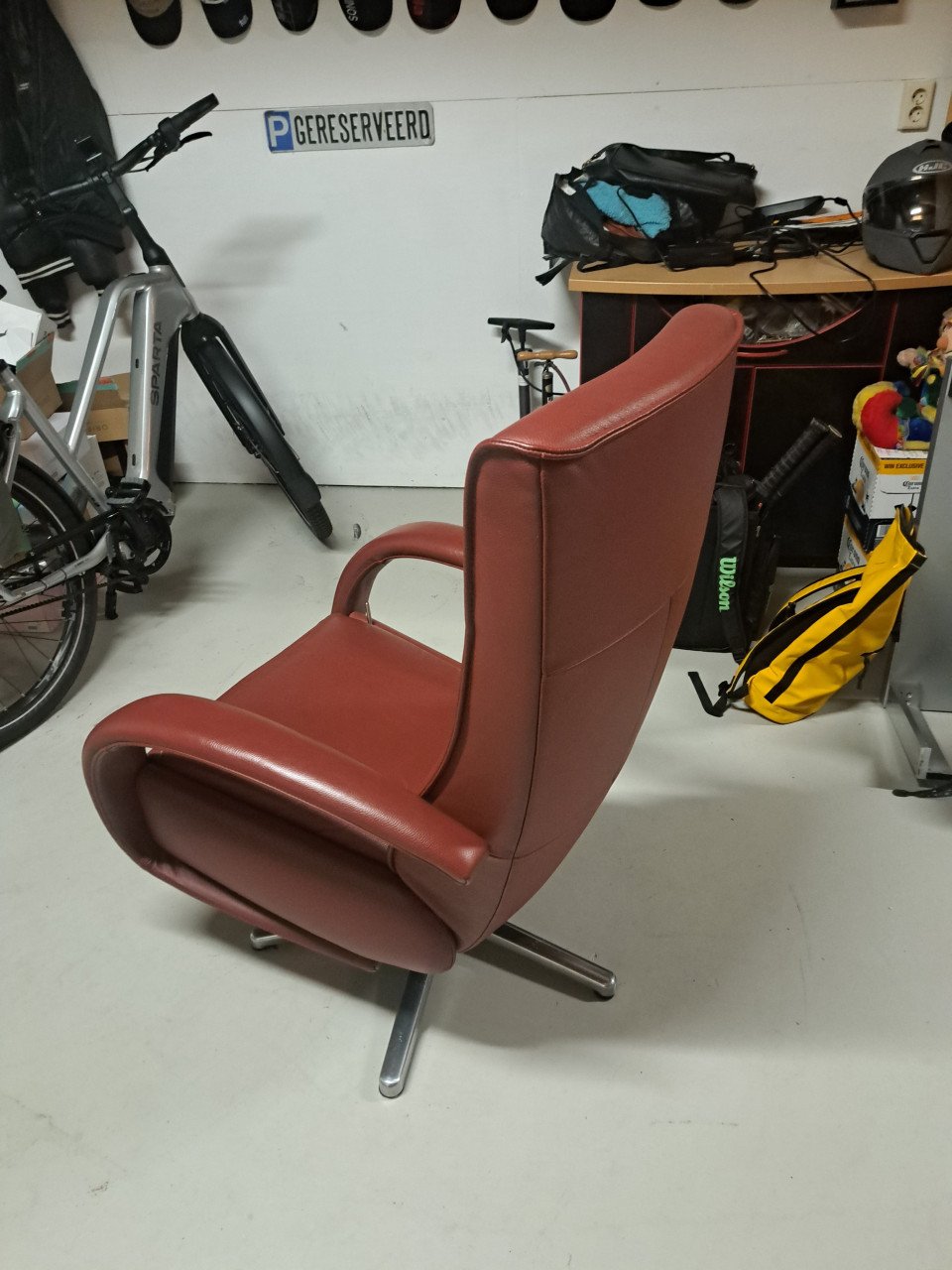 Te koop: relaxstoel rood leer handmatig te bedienen