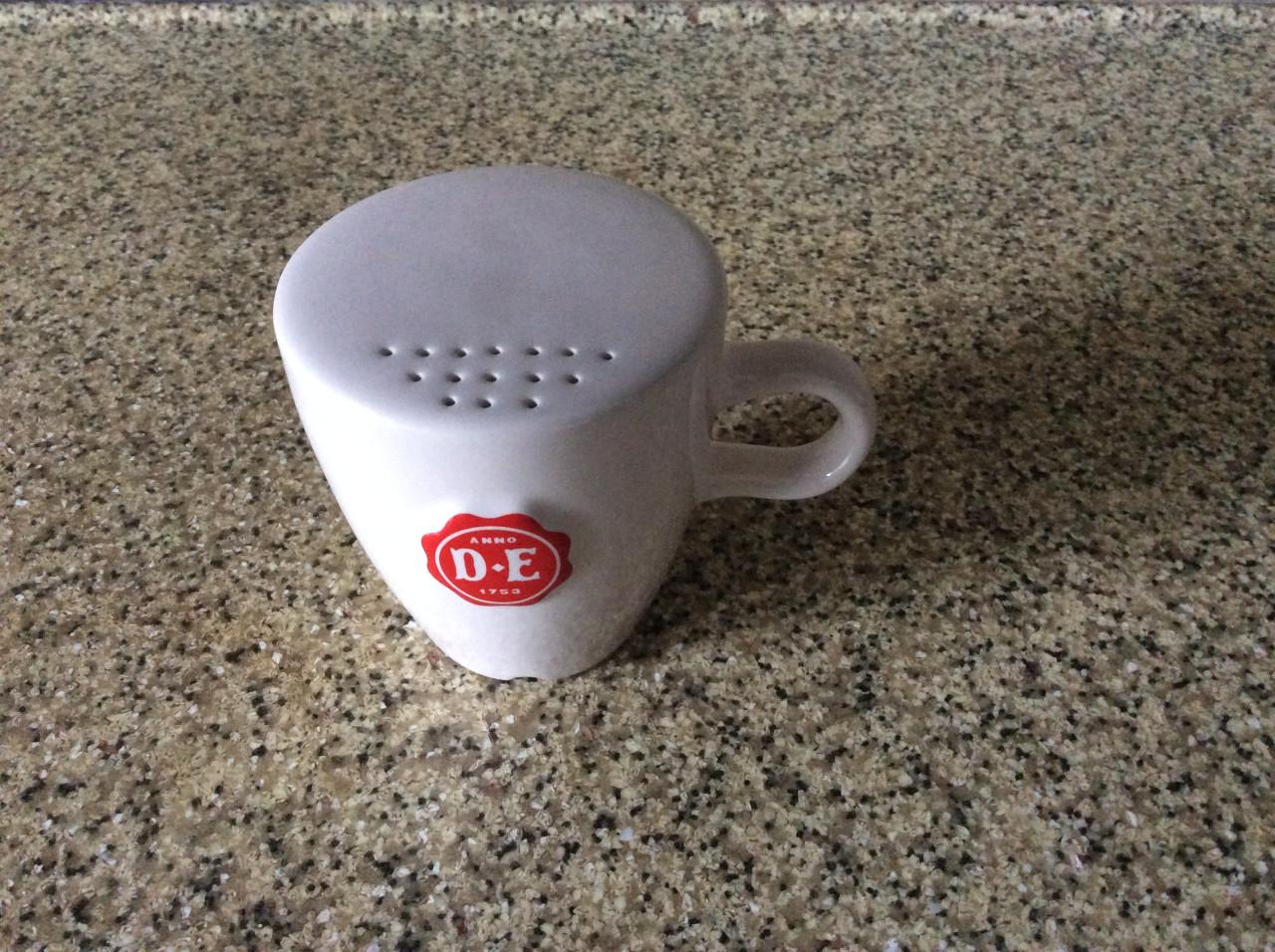 Verschillende bekers met oor,   Douwe Egberts etc.