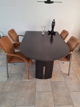 Eethoek donker houten tafel + 4 alcantara stoelen