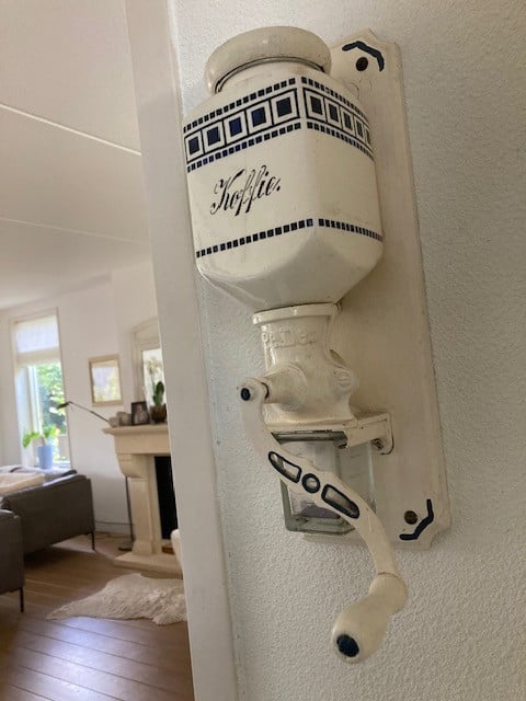 Te koop in Terneuzen oude wand koffiemolen. PeDe.