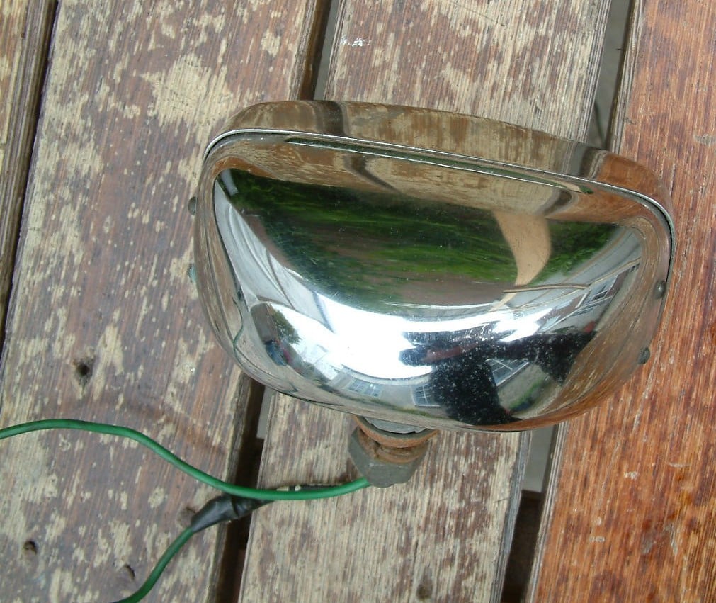 2 oudere lampen voor auto -motor  bumper of grill  1 hella