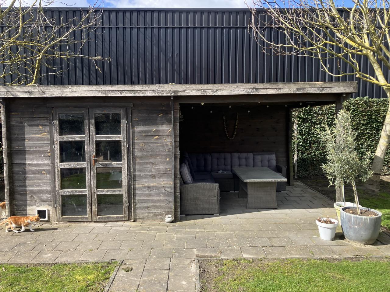 Overkapping met schuurtje