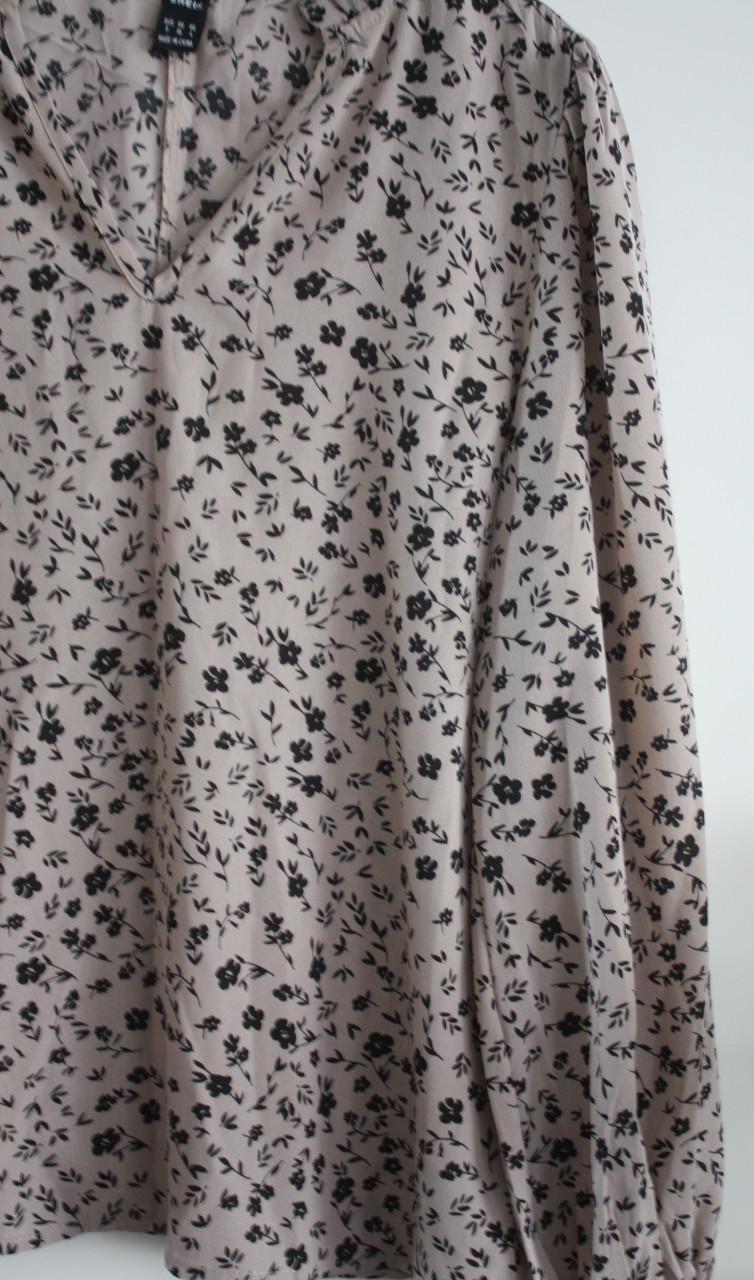 Shirt beige met zwarte bloemen  maat s