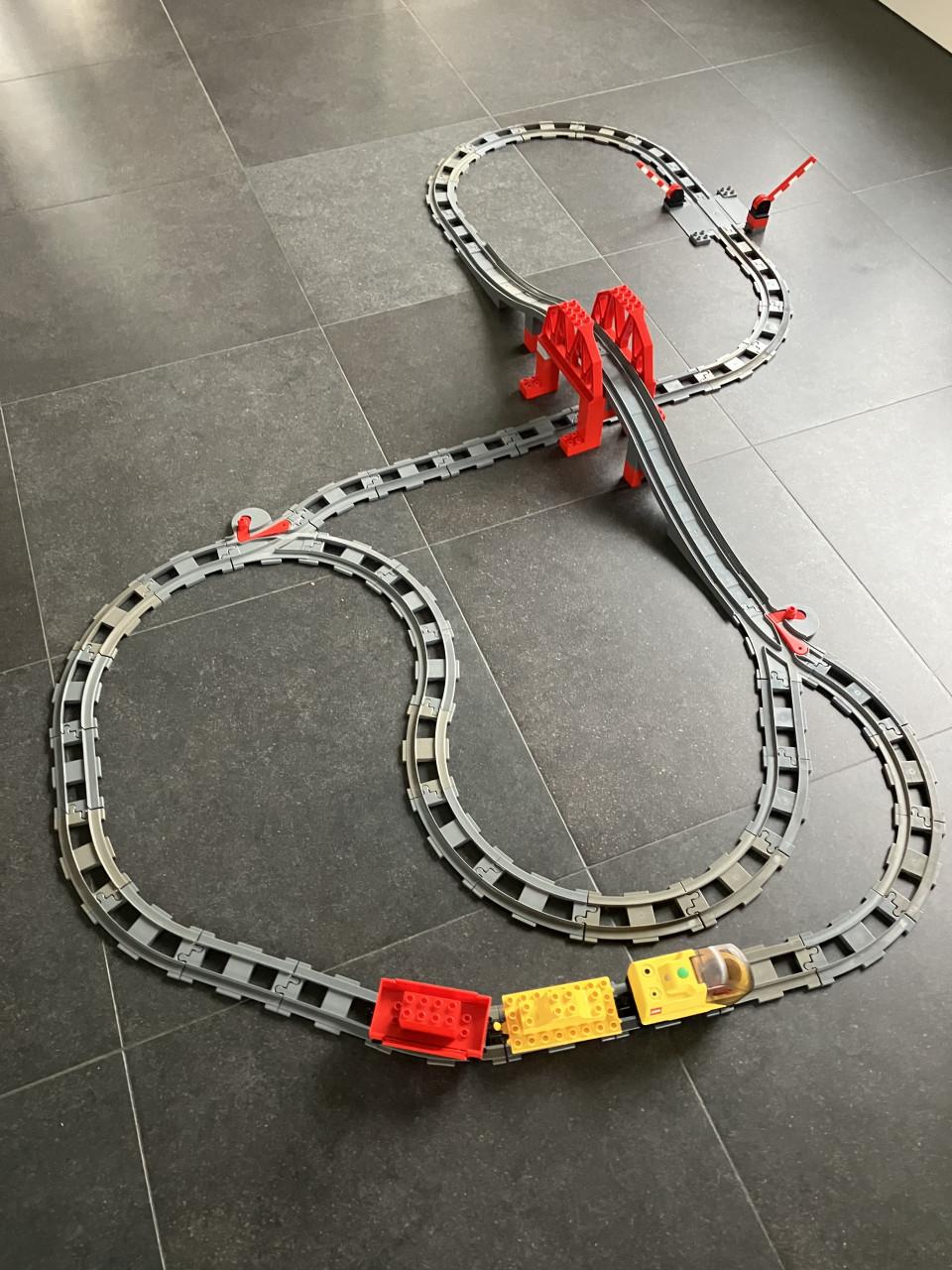 Duplo trein met spoorbrug en extra rails