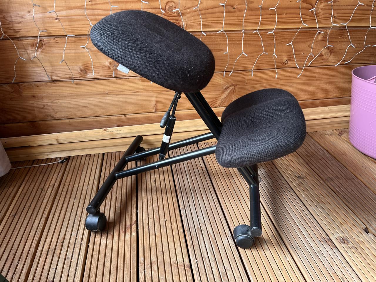 Verstelbare kniestoel met wieltjes