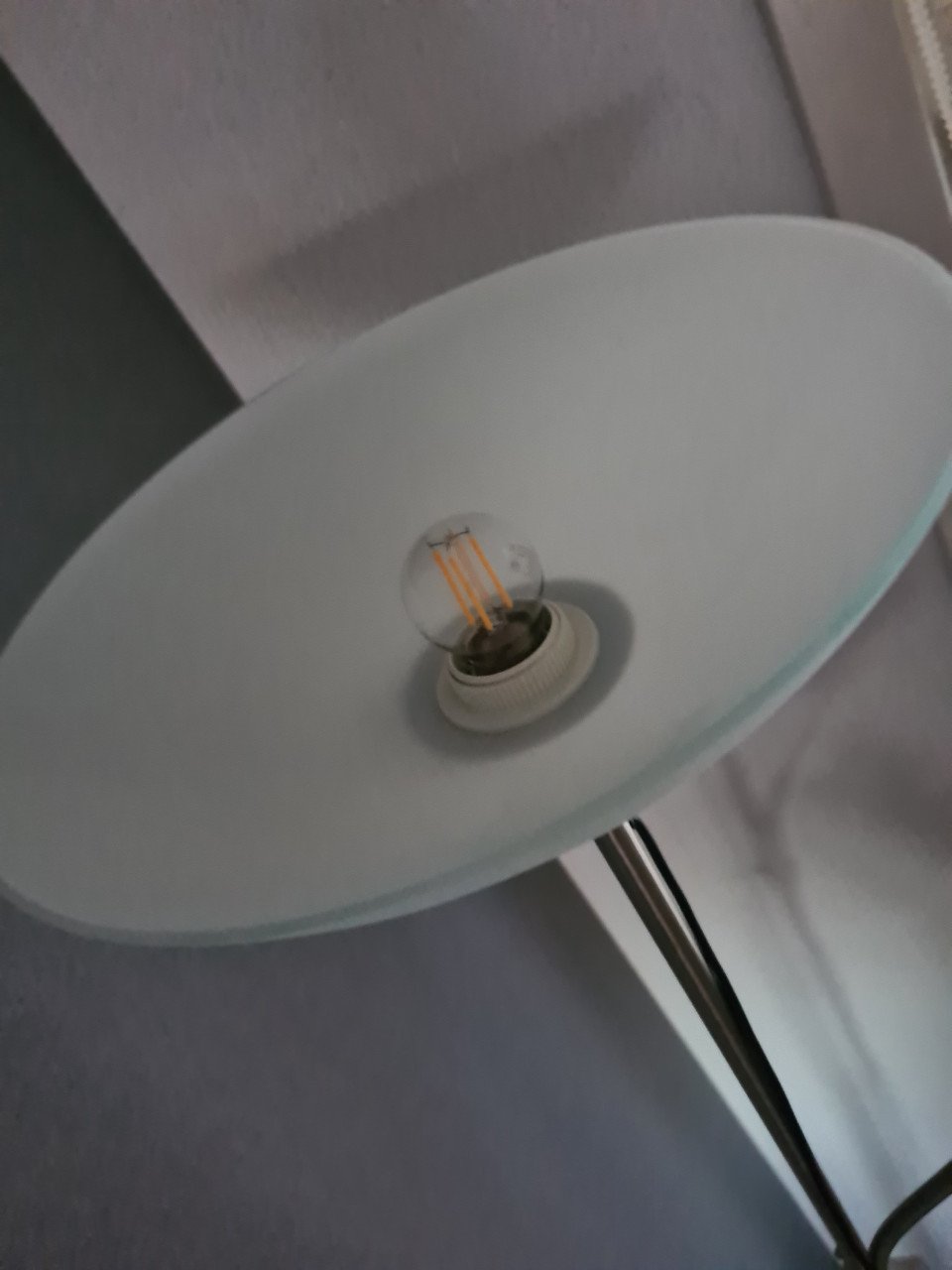 Staande lamp met glas (moet spoedig weg)