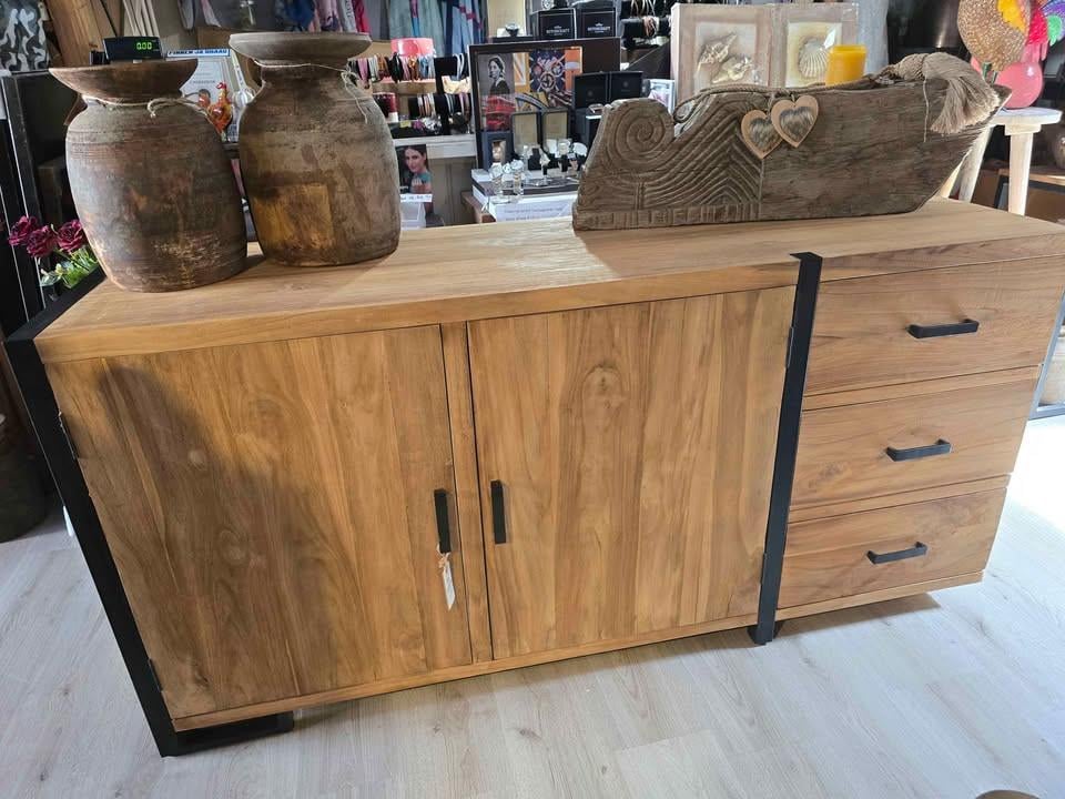 SPIEGELS, KASTEN, TAFELS, STOELEN, VERLICHTING 3ZM FACTORY ARNEMUIDEN