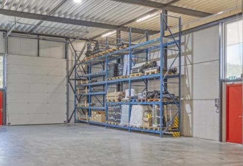 Stellingen, werkbanken, kasten, bartafel met krukken en koelkast