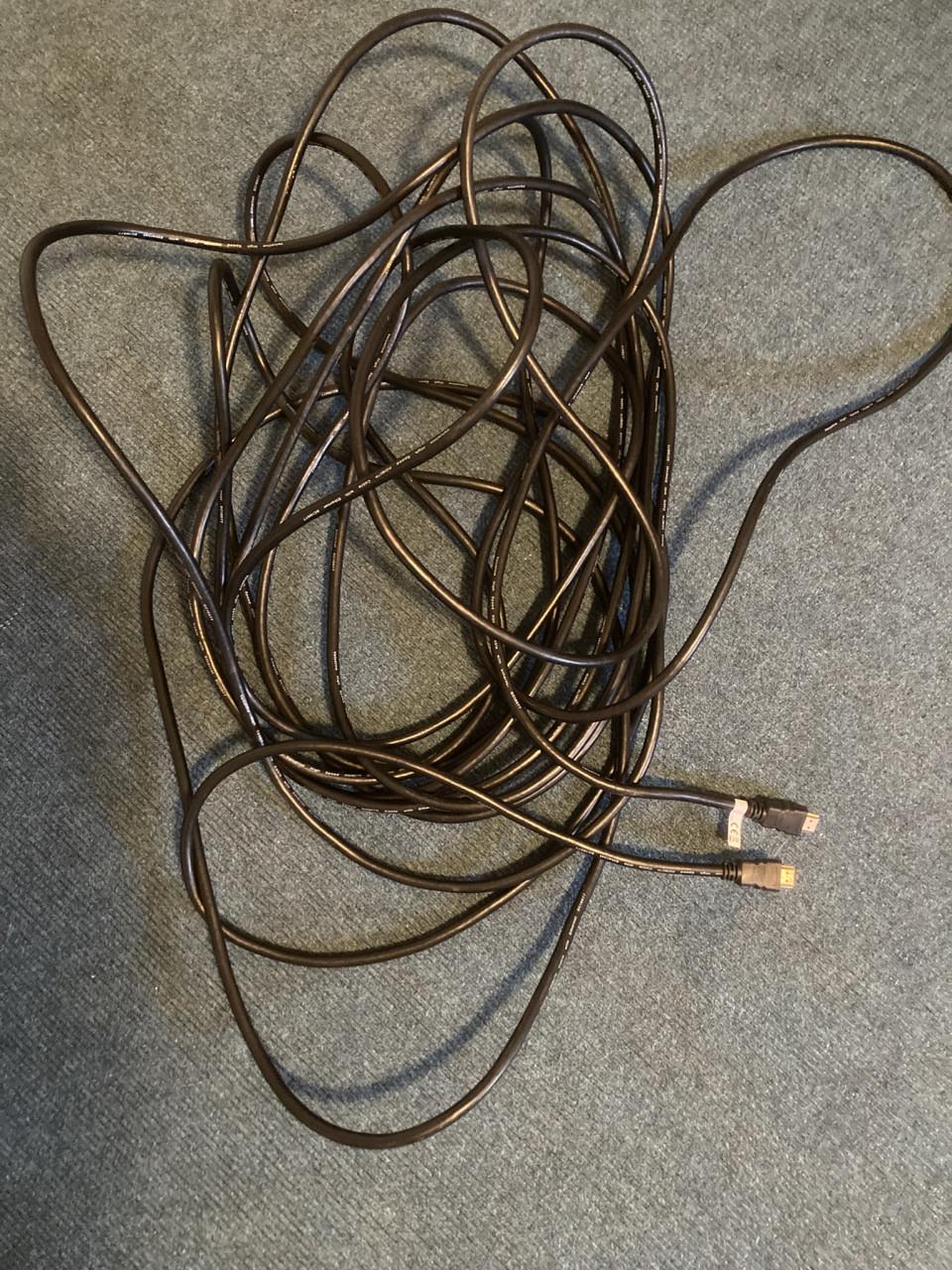Apple TV met lange HDMI kabel