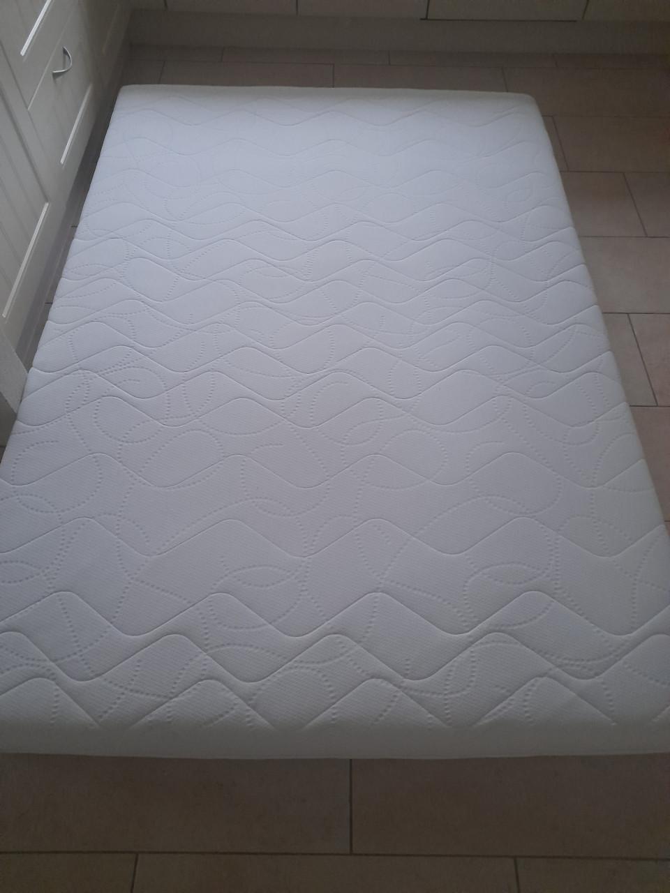 Matras 140 x 200 x 21 cm dik  ( in goede nette staat )