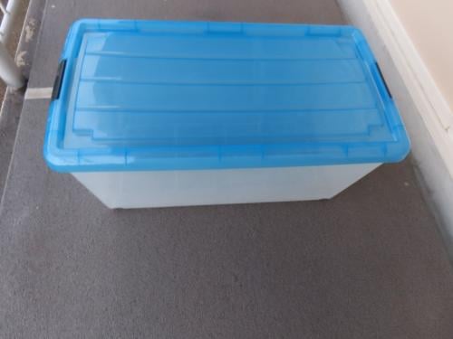 Plastic opberg box Met 4 wieltjes Blauw deksel met sluiting €.7,50