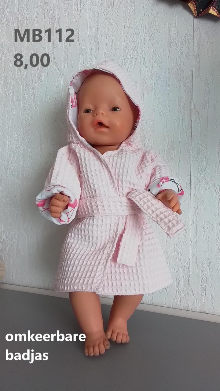 Poppenkleertjes baby born. Omkeerbare badjas. Opbrengst KiKa.