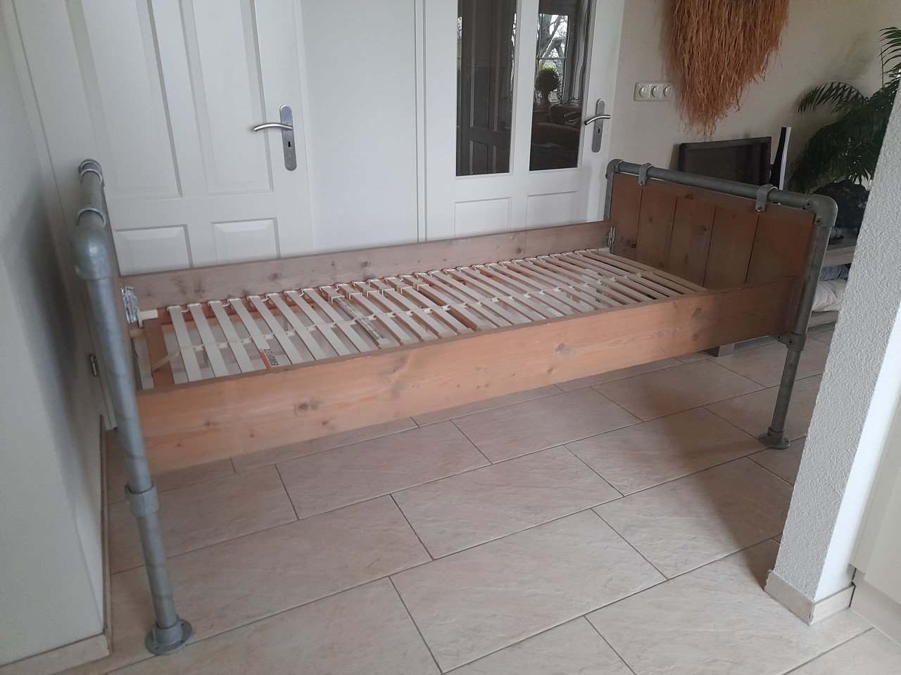 Zeer stevig 1 persoons bed 90 x 200 (in goede nette staat )