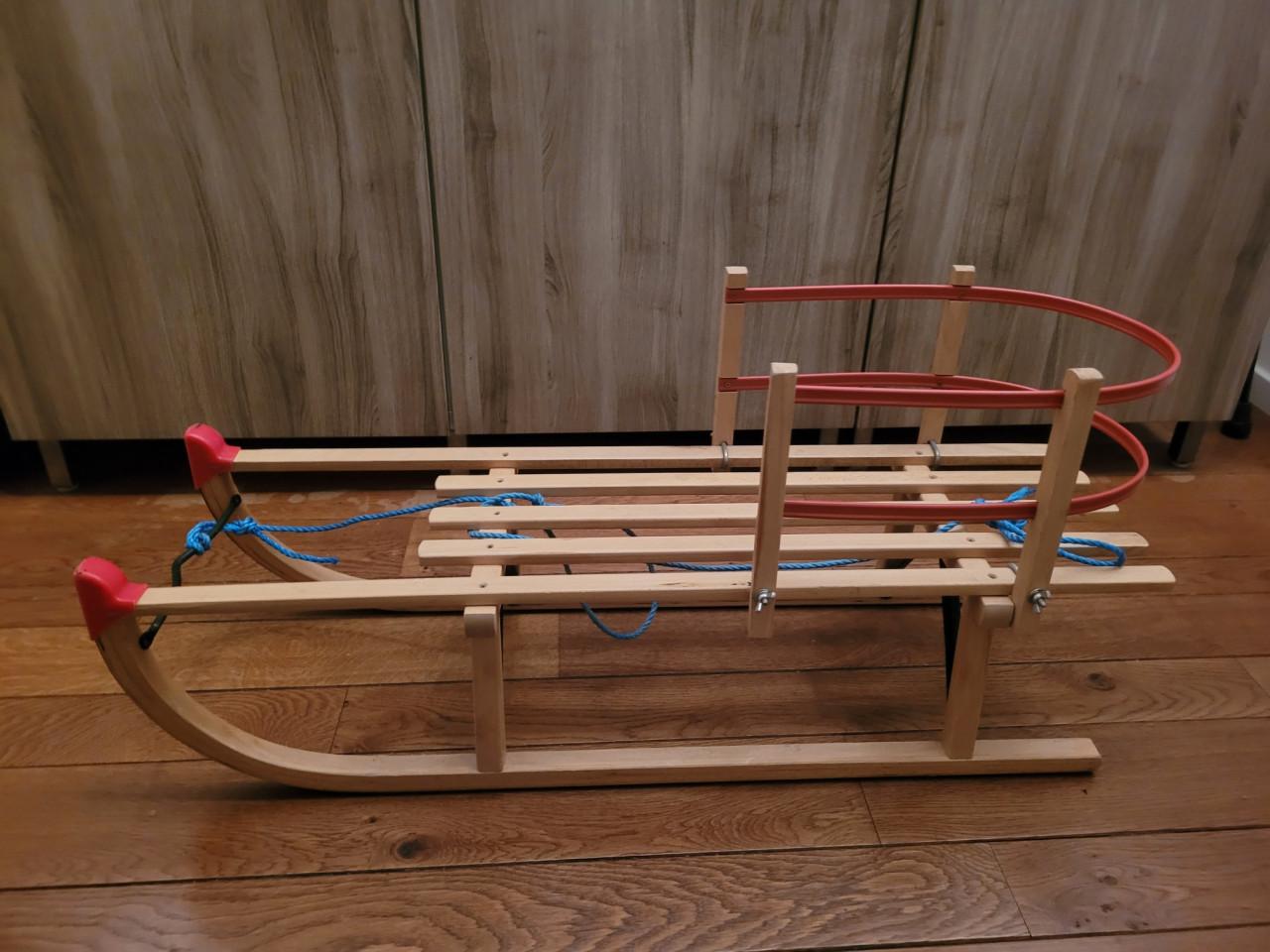 Houten slee met rugleuning