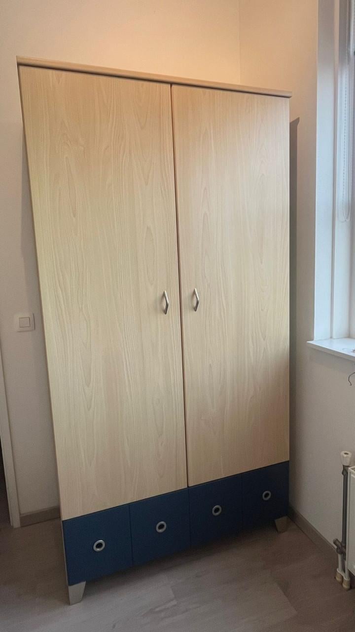 Slaapkamer kast met nachtkastje