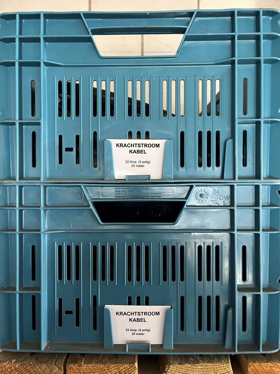 Te huur: aggregaten, paddestoelen, kabels en diverse stroomvoorzieningen