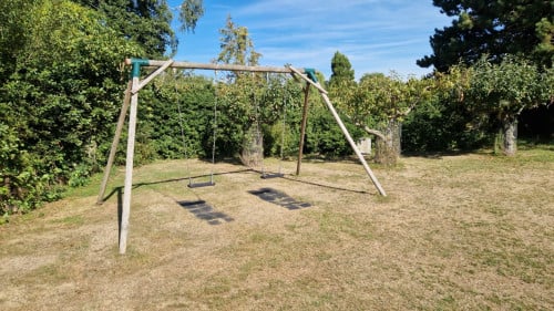 Houten schommel met veiligheidszitjes en rvs kettingen